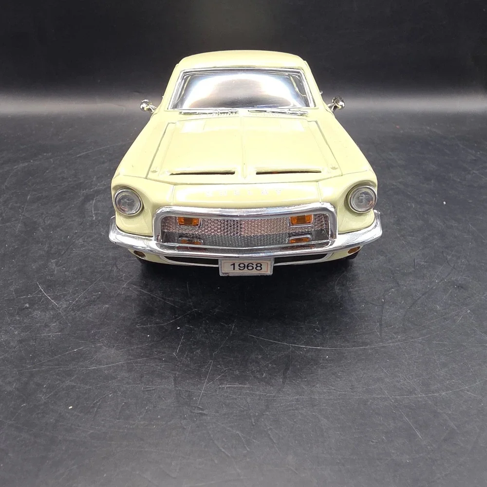 Shelby GT500KR Diecast Model Car 1/24 Cream 1968 Cobra Jet 428 Sunnyside